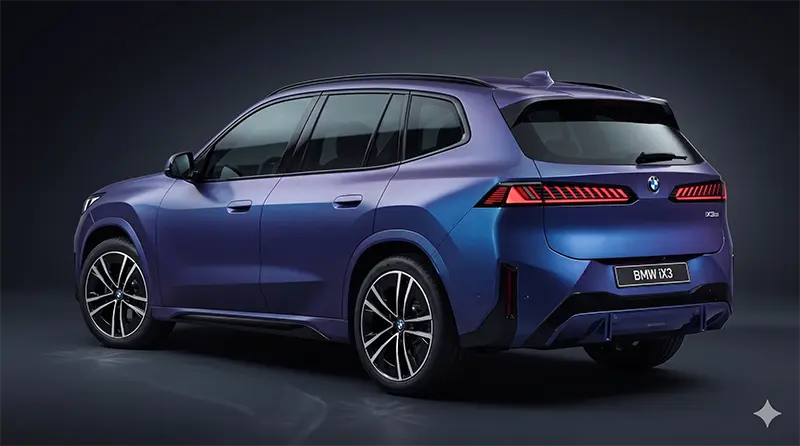 BMW iX3 후면 3/4 앵글 스튜디오 히어로 샷으로, 슬림 LED 테일램프와 조각적 숄더 라인이 강조된 장면