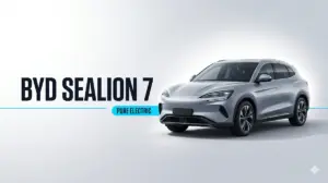 BYD 씨라이언7 전기 SUV가 화이트-그레이 그라데이션 배경에서 3/4 프론트 앵글로 배치되어 오션 에스테틱 디자인과 수평 LED 라이트 바 시그니처를 보여주는 마케팅 배너 이미지