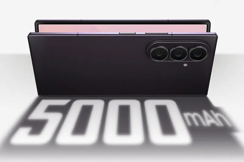 5,000mAh 배터리 용량을 강조한 갤럭시 폴드8 울트라 후면 접힘 상태