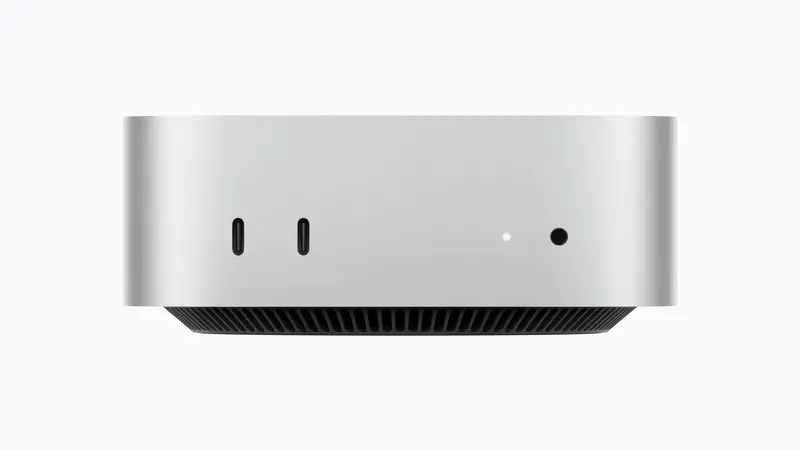 전면을 정면에서 담아 USB-C 단자 두 개와 표시등, 이어폰 단자, 하단 통기 그릴이 드러난 맥미니 M6의 은색 알루미늄 본체 외관