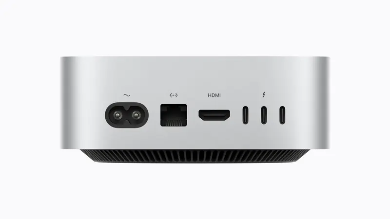 후면을 정면에서 담아 전원 단자와 이더넷, HDMI, 썬더볼트 3개가 나란히 보이는 맥미니 M6 M4 비교의 기준이 되는 후면 포트 배열