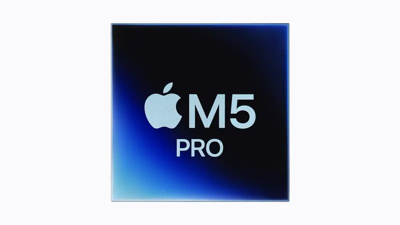 밝은 배경에 짙은 남색에서 파랑으로 번지는 그라데이션 사각 다이에 M5 PRO 각인이 놓인 맥미니 M6 M5 Pro 비교 대상 칩 그래픽